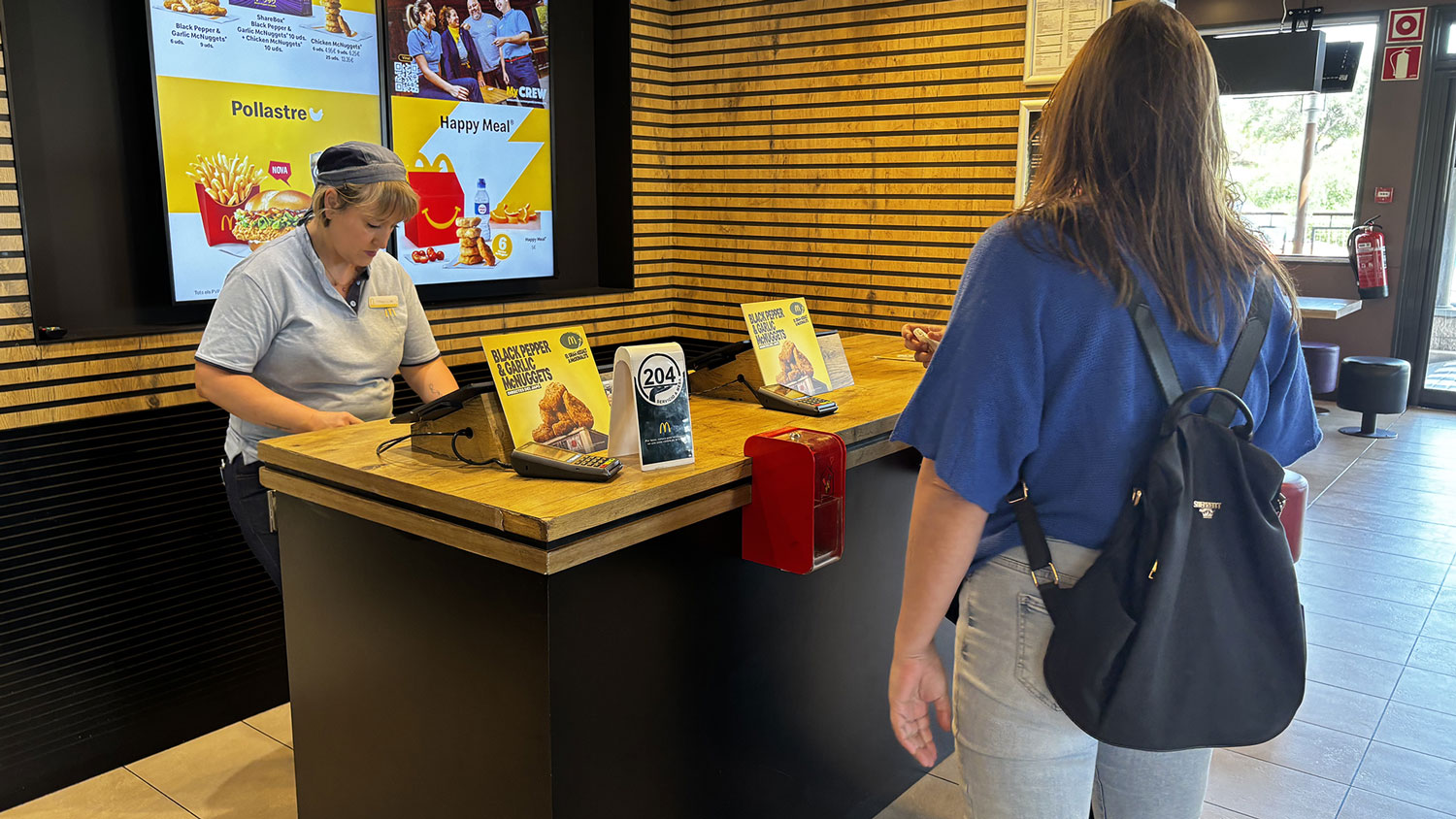 Interior del restaurante McDonald’s 24h en Esplugues de Llobregat