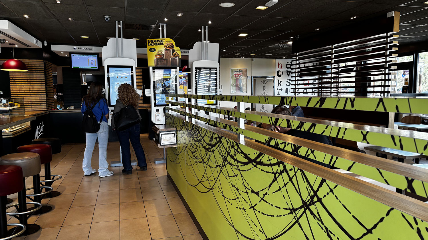 Zona de pedidos y kioscos del McDonald’s 24 horas en Esplugues